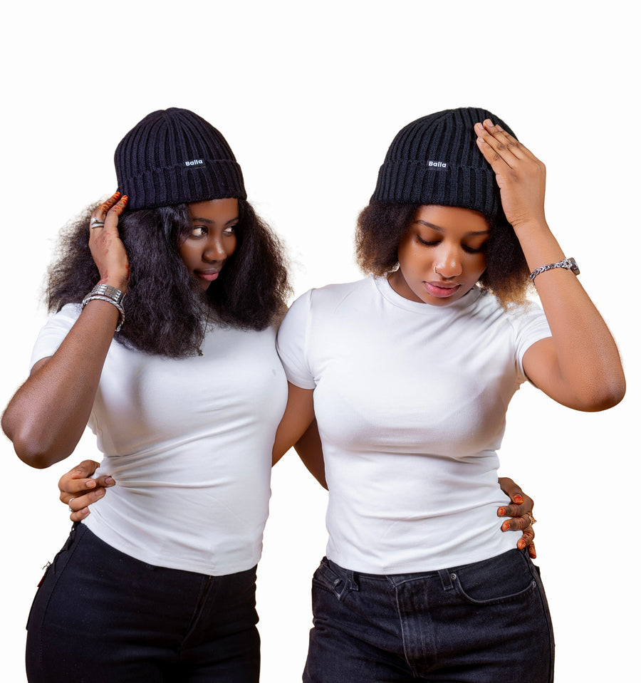 Bonnet en satin Baila porté
